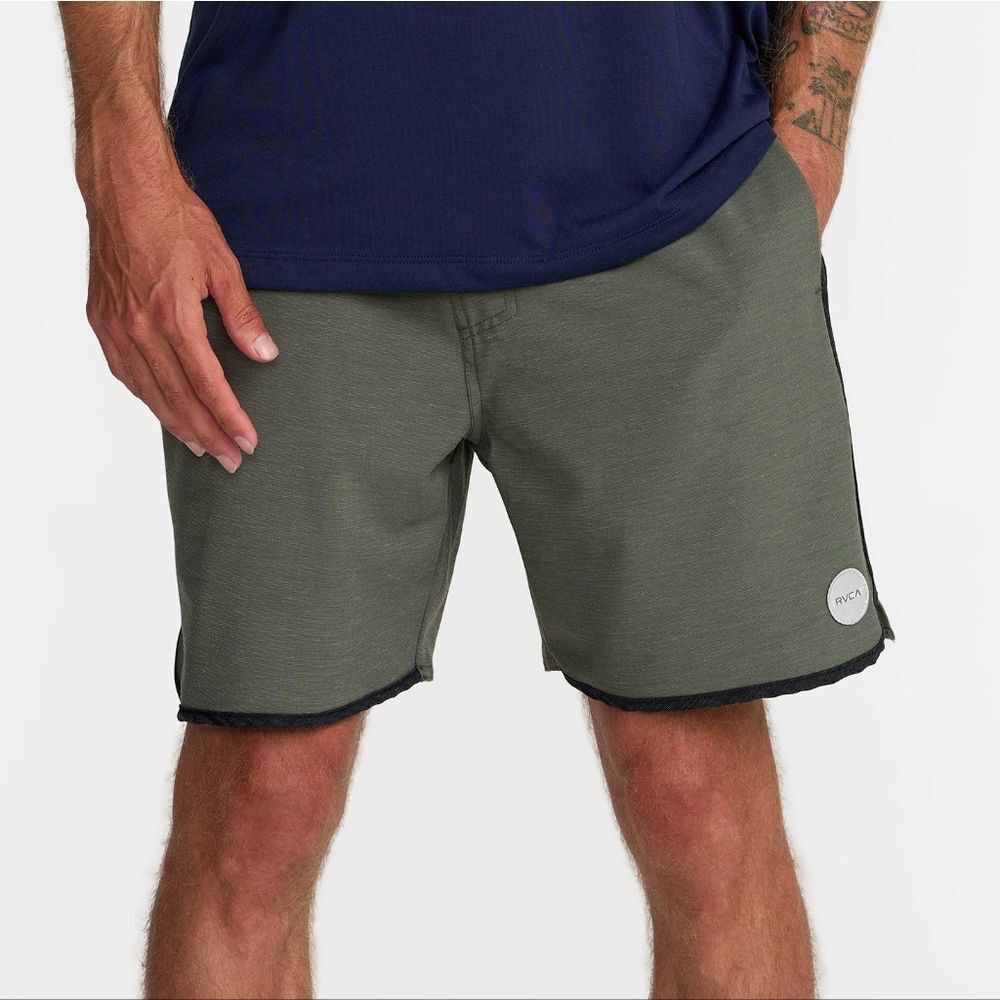 RVCA Yogger Hybrid 17 Short